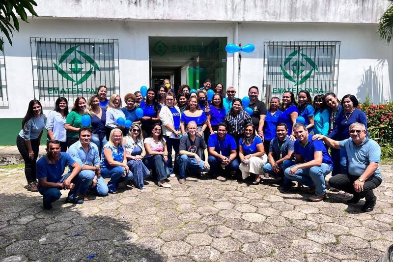 Servidores da Emater posam para foto na entrada da empresa pública, em Marituba, em dia de ação do Novembro Azul 
