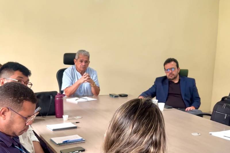 Rosival Possidônio, da Emater, e Rodolpho Zahluth Bastos, da Semas, na reunião com a equipe técnica