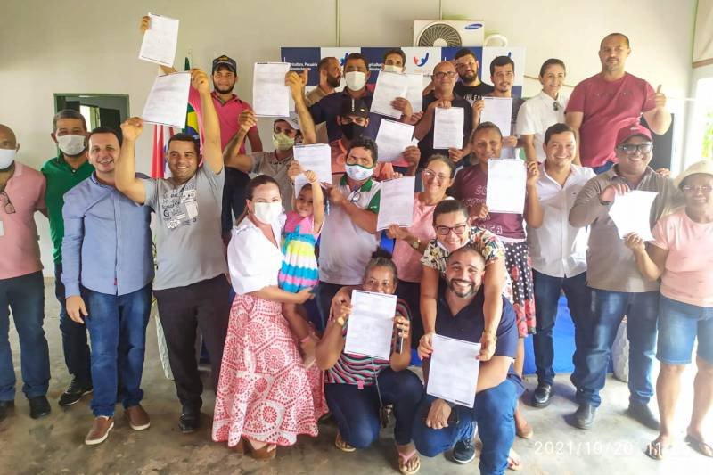 Produtores exibem ao documento que dá acesso a benefícios governamentais