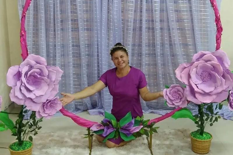 Artesã Laucenir Lima, 43 anos, utiliza o aplicativo WhatsApp para obter informações de órgãos públicos e parceiros