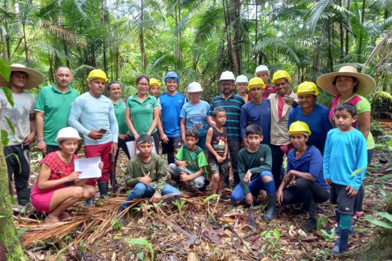 Em Gurupá, no Marajó, produtores rurais e equipes da Emater, Embrapa e parceiros participantes do curso de manejo de açaizal