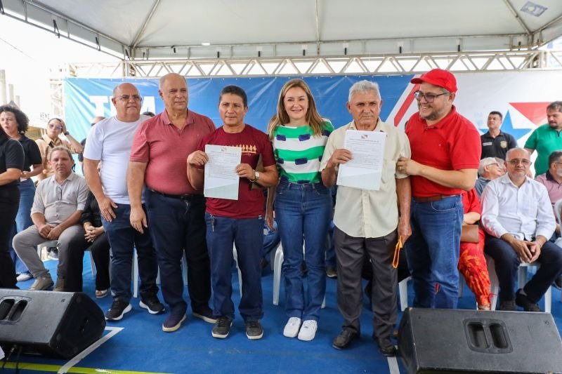 Vice-governadora Hana Ghassan e o presidente da Emater, Joniel Vieira de Abreu, ao lado de produtores beneficiados