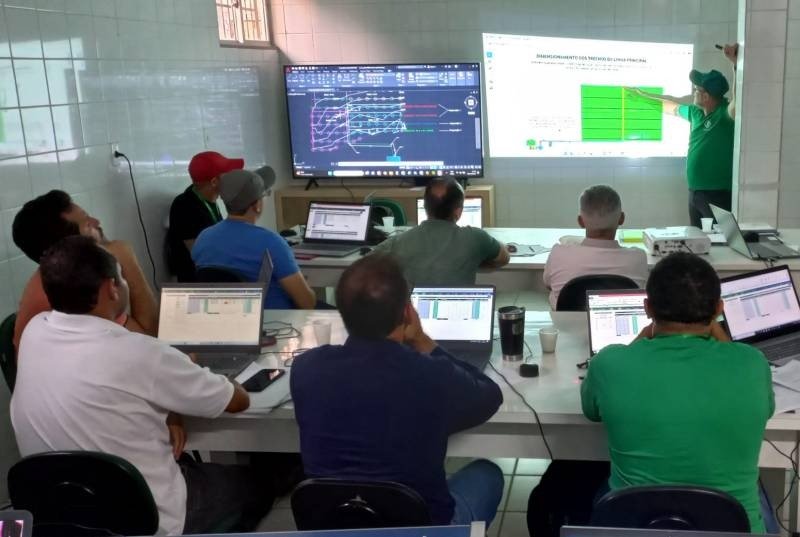 O engenheiro agrônomo Rony Torquato abordou no curso a função da água no sistema solo-planta-atmosfera