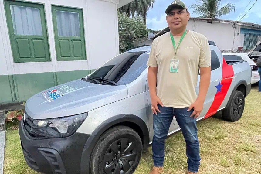 Técnico da Emater na entrega dos veículos no Marajó